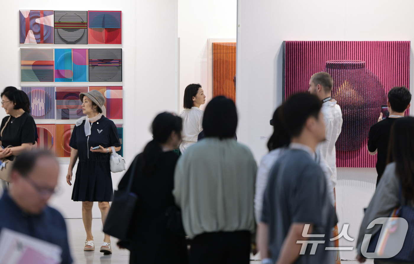 (서울=뉴스1) 김도우 기자 = 2일 서울 강남구 코엑스에서 열린 'Kiaf SEOUL 2026(키아프 서울)’​에서 관람객들이 전시품을 살펴보고 있다. 2026.9.2/뉴스1