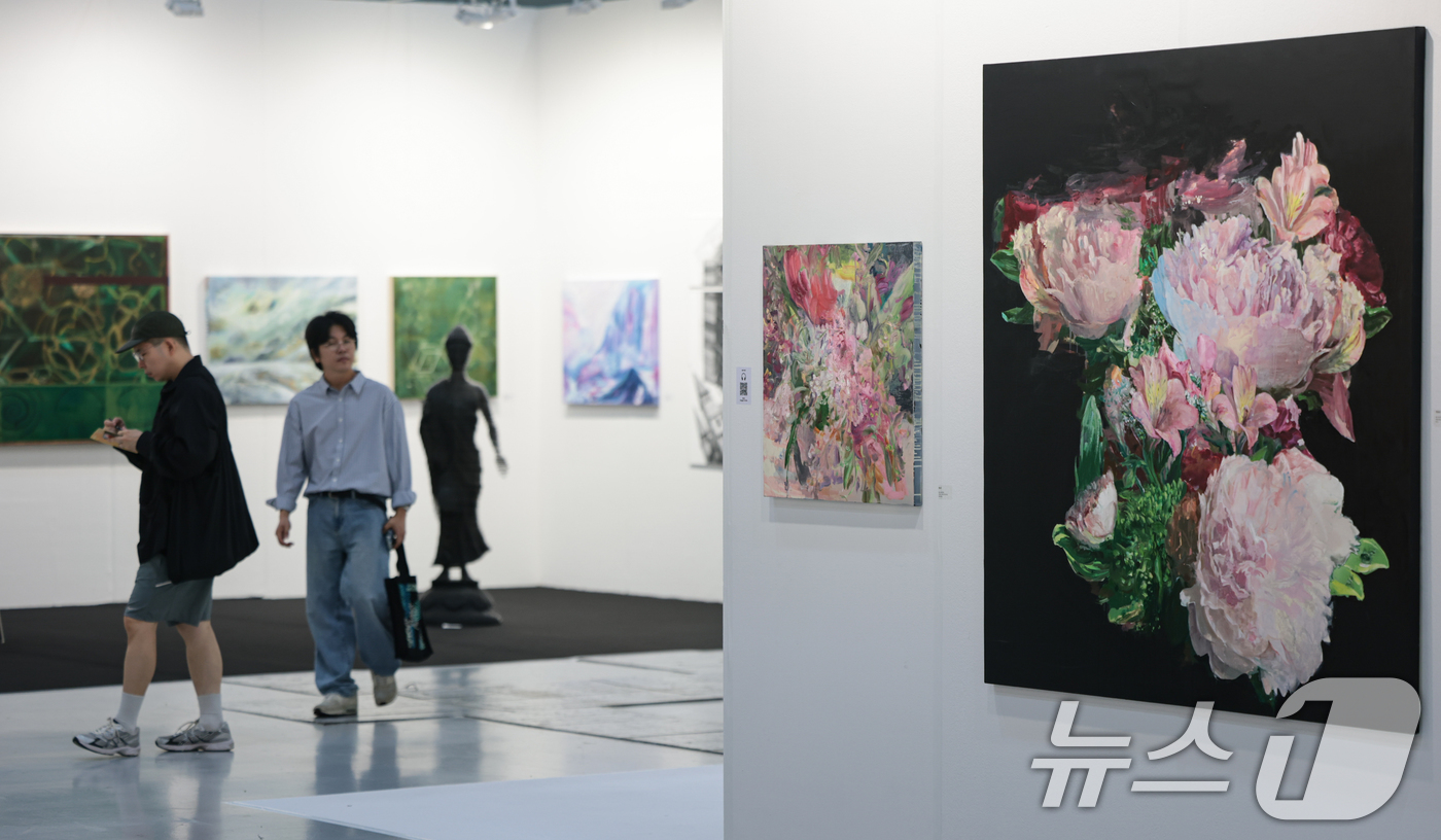 (서울=뉴스1) 김도우 기자 = 2일 서울 강남구 코엑스에서 열린 'Kiaf SEOUL 2026(키아프 서울)’​에서 관람객들이 전시품을 살펴보고 있다. 2026.9.2/뉴스1