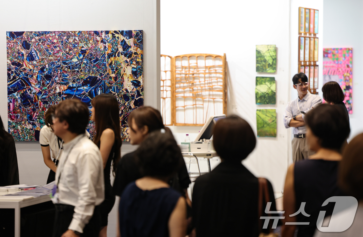 (서울=뉴스1) 김도우 기자 = 2일 서울 강남구 코엑스에서 열린 'Kiaf SEOUL 2026(키아프 서울)’​에서 관람객들이 전시품을 살펴보고 있다. 2026.9.2/뉴스1