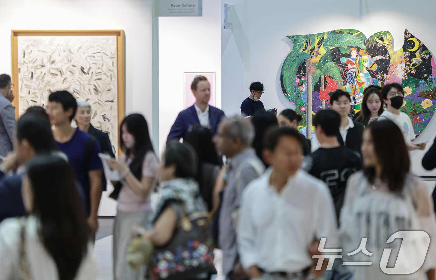 (서울=뉴스1) 김도우 기자 = 2일 서울 강남구 코엑스에서 열린 ‘FRIEZE SEOUL 2026(프리즈 서울)에서 관람객들이 전시품을 살펴보고 있다. 2026.9.2/뉴스1