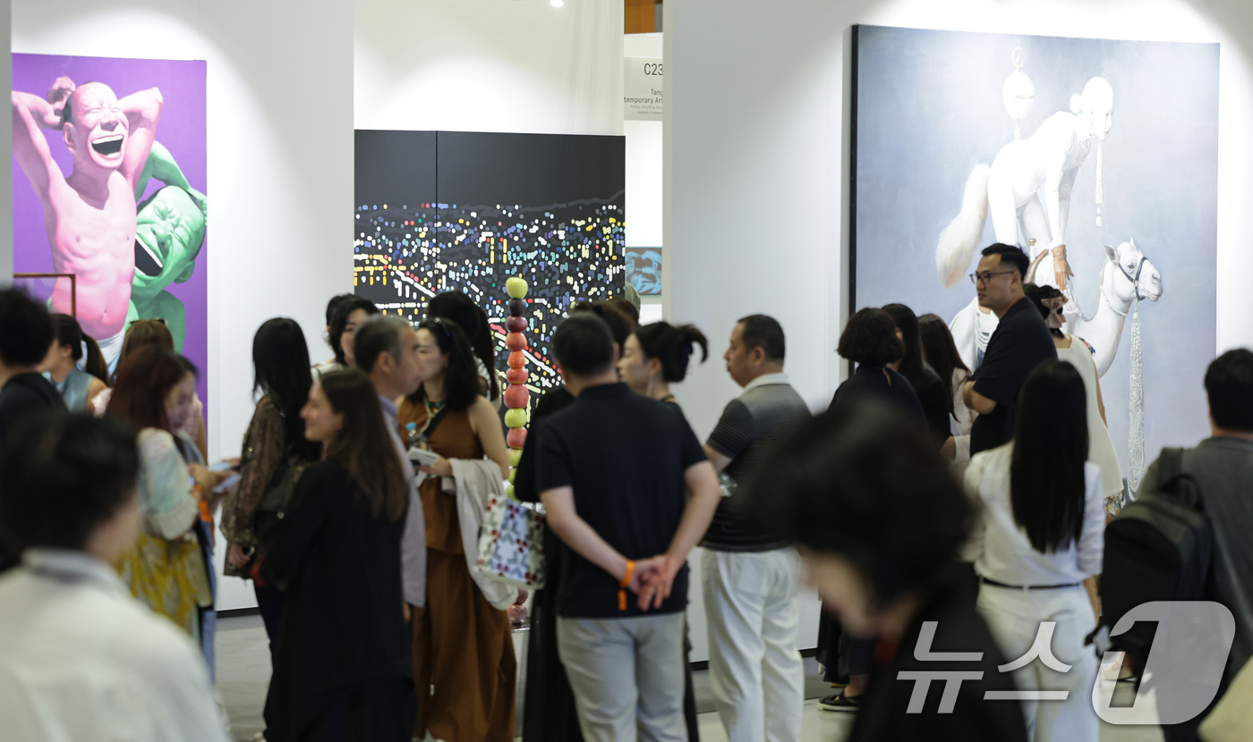 (서울=뉴스1) 김도우 기자 = 2일 서울 강남구 코엑스에서 열린 ‘FRIEZE SEOUL 2026(프리즈 서울)에서 관람객들이 전시품을 살펴보고 있다. 2026.9.2/뉴스1