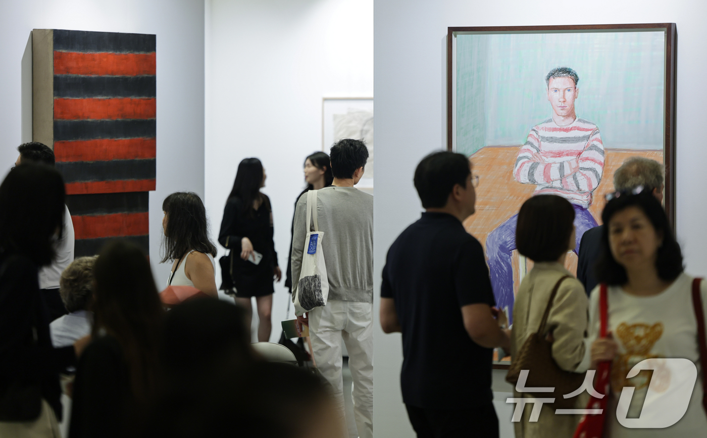 (서울=뉴스1) 김도우 기자 = 2일 서울 강남구 코엑스에서 열린 ‘FRIEZE SEOUL 2026(프리즈 서울)에서 관람객들이 전시품을 살펴보고 있다. 2026.9.2/뉴스1