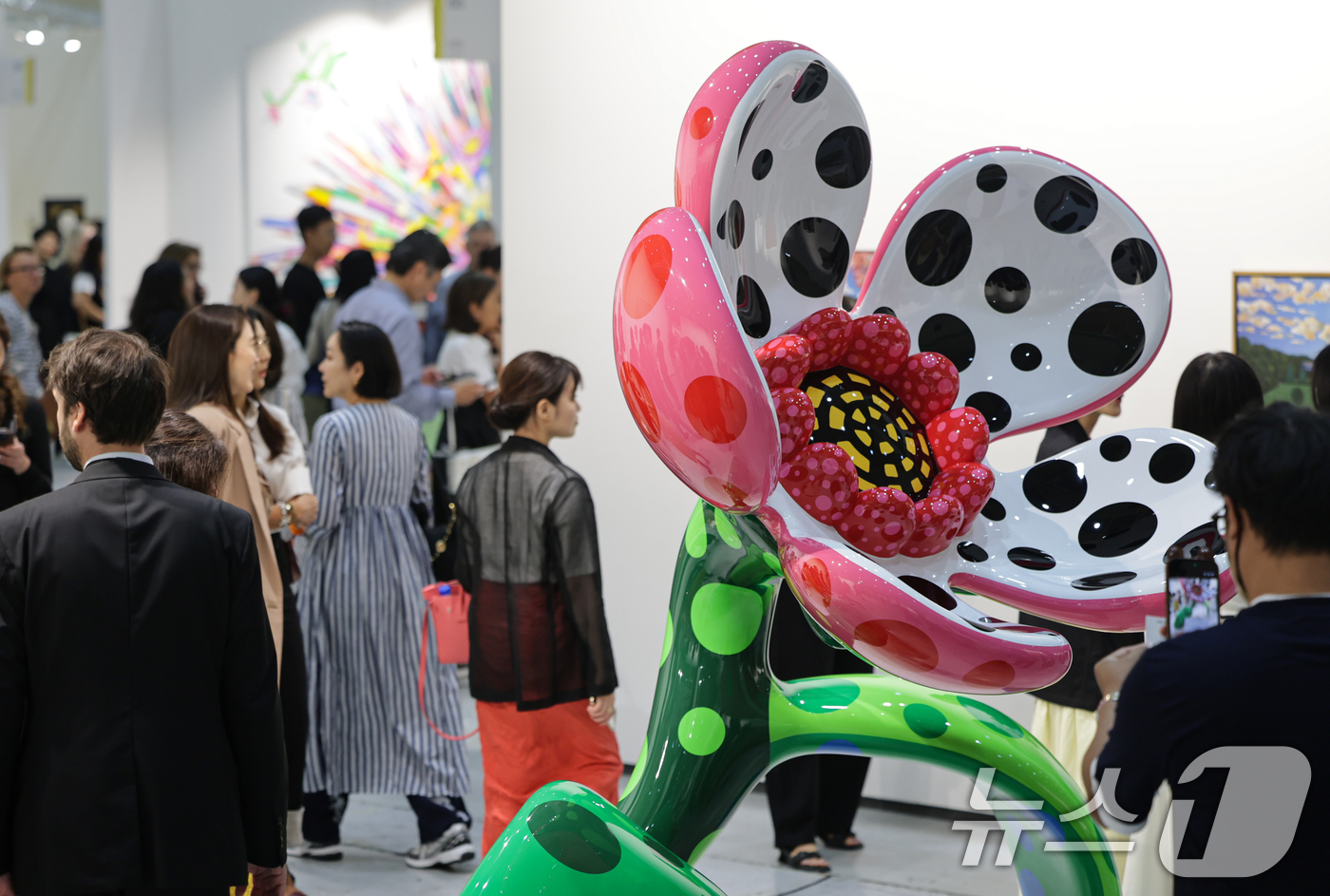 (서울=뉴스1) 김도우 기자 = 2일 서울 강남구 코엑스에서 열린 ‘FRIEZE SEOUL 2026(프리즈 서울)에서 관람객들이 전시품을 살펴보고 있다. 2026.9.2/뉴스1