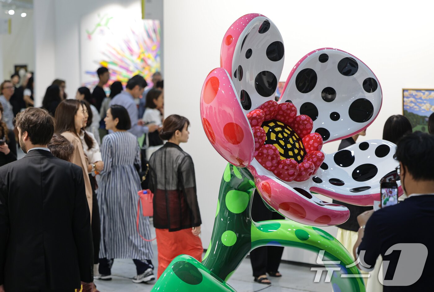 본문 이미지 - 2일 서울 강남구 코엑스에서 열린 ‘FRIEZE SEOUL 2026(프리즈 서울)에서 관람객들이 전시품을 살펴보고 있다. 2026.9.2 ⓒ 뉴스1 김도우 기자