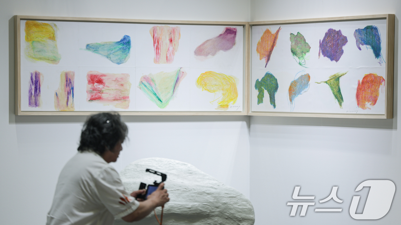(서울=뉴스1) 김도우 기자 = 2일 서울 강남구 코엑스에서 열린 ‘FRIEZE SEOUL 2026(프리즈 서울)에서 관람객들이 전시품을 살펴보고 있다. 2026.9.2/뉴스1
