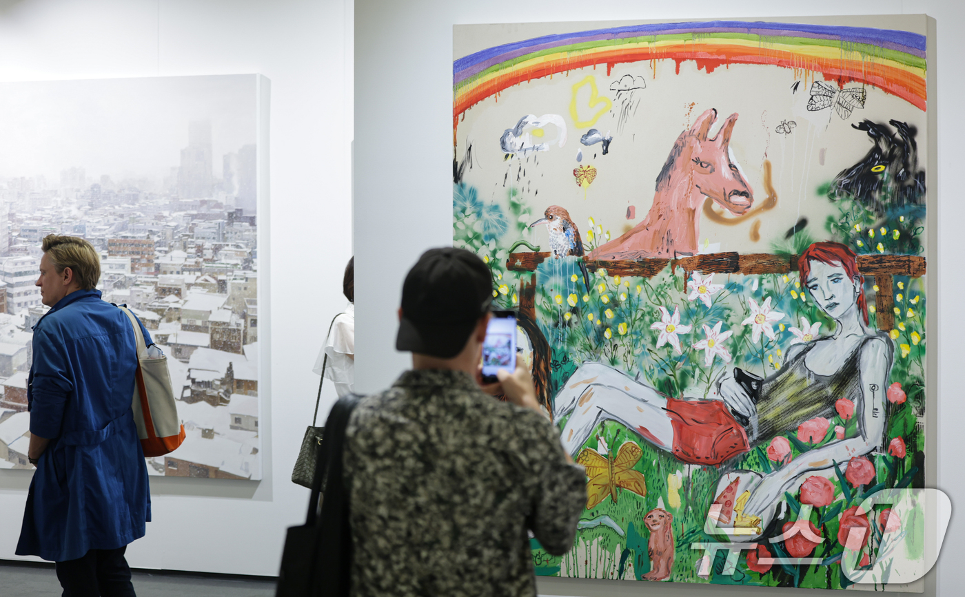 (서울=뉴스1) 김도우 기자 = 2일 서울 강남구 코엑스에서 열린 ‘FRIEZE SEOUL 2026(프리즈 서울)에서 관람객들이 전시품을 살펴보고 있다. 2026.9.2/뉴스1