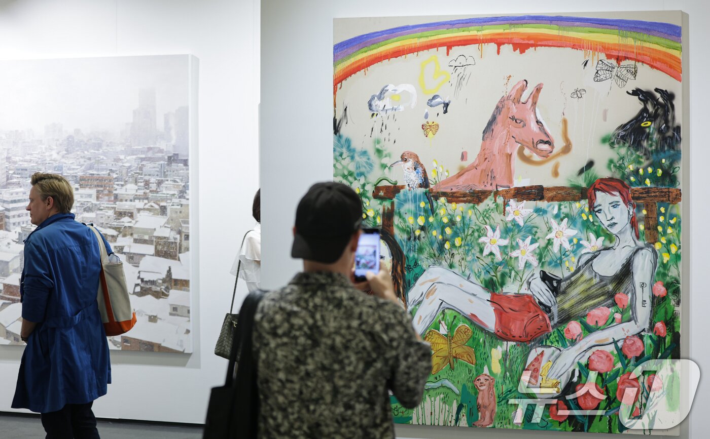 본문 이미지 - 2일 서울 강남구 코엑스에서 열린 ‘FRIEZE SEOUL 2026(프리즈 서울)에서 관람객들이 전시품을 살펴보고 있다. 2026.9.2 ⓒ 뉴스1 김도우 기자