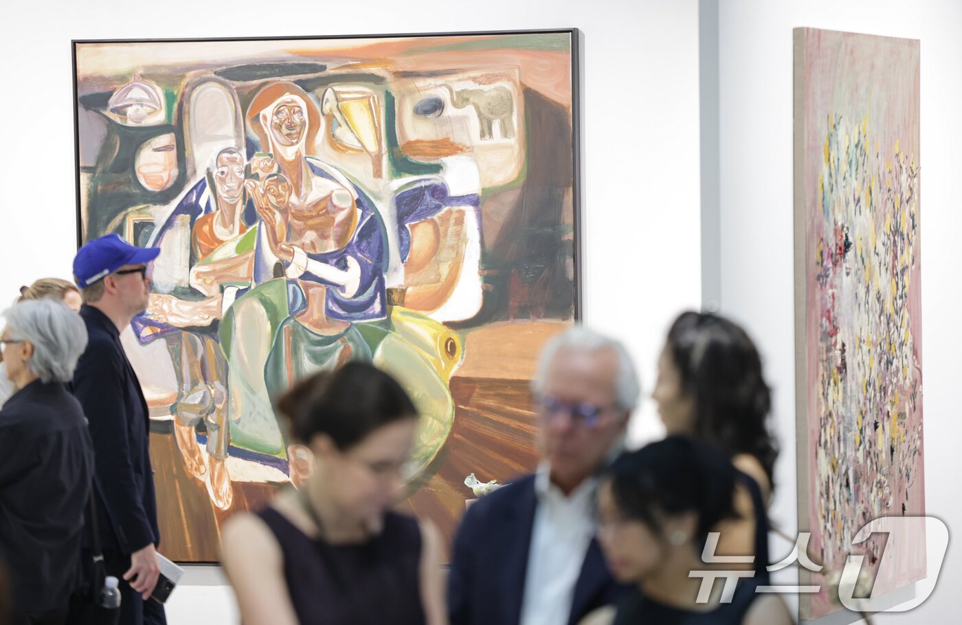 본문 이미지 - 2일 서울 강남구 코엑스에서 열린 ‘FRIEZE SEOUL 2026'(프리즈 서울)에서 관람객들이 전시품을 살펴보고 있다. 2026.9.2 ⓒ 뉴스1 김도우 기자