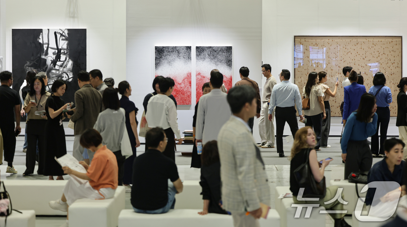 (서울=뉴스1) 김도우 기자 = 2일 서울 강남구 코엑스에서 열린 ‘FRIEZE SEOUL 2026(프리즈 서울)에서 관람객들이 전시품을 살펴보고 있다. 2026.9.2/뉴스1