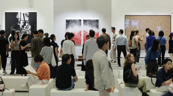 "유영국 유화 역대 최고가 25억에 팔렸다"…프리즈 서울 7만 명 운집 성료