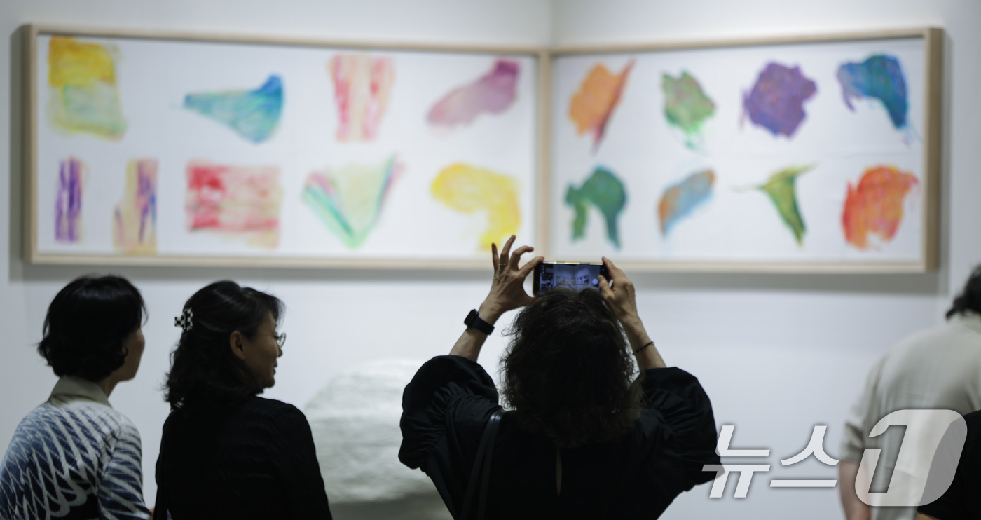 (서울=뉴스1) 김도우 기자 = 2일 서울 강남구 코엑스에서 열린 ‘FRIEZE SEOUL 2026(프리즈 서울)에서 관람객들이 전시품을 살펴보고 있다. 2026.9.2/뉴스1