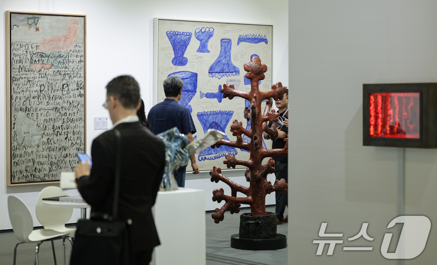 (서울=뉴스1) 김도우 기자 = 2일 서울 강남구 코엑스에서 열린 ‘FRIEZE SEOUL 2026(프리즈 서울)에서 관람객들이 전시품을 살펴보고 있다. 2026.9.2/뉴스1