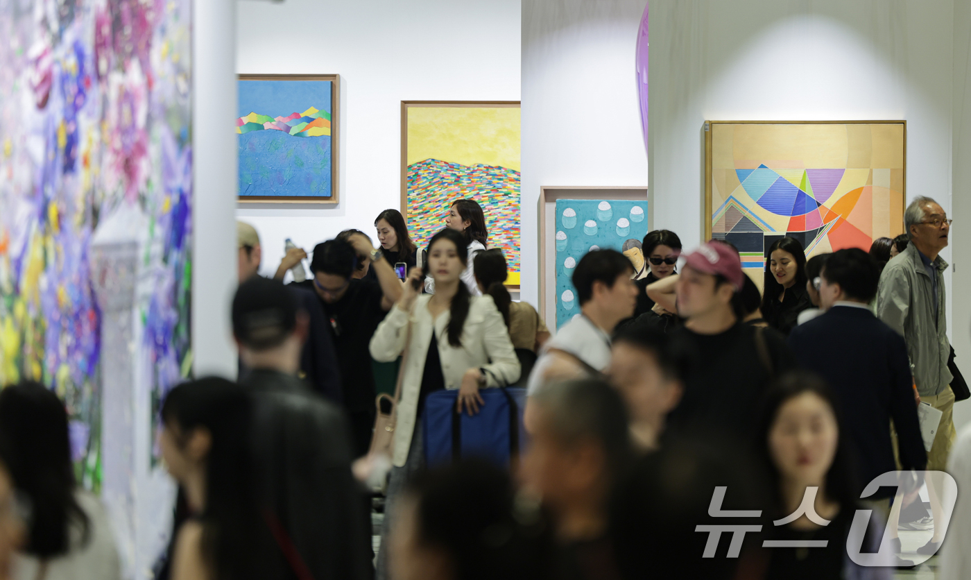 (서울=뉴스1) 김도우 기자 = 2일 서울 강남구 코엑스에서 열린 ‘FRIEZE SEOUL 2026(프리즈 서울)에서 관람객들이 전시품을 살펴보고 있다. 2026.9.2/뉴스1
