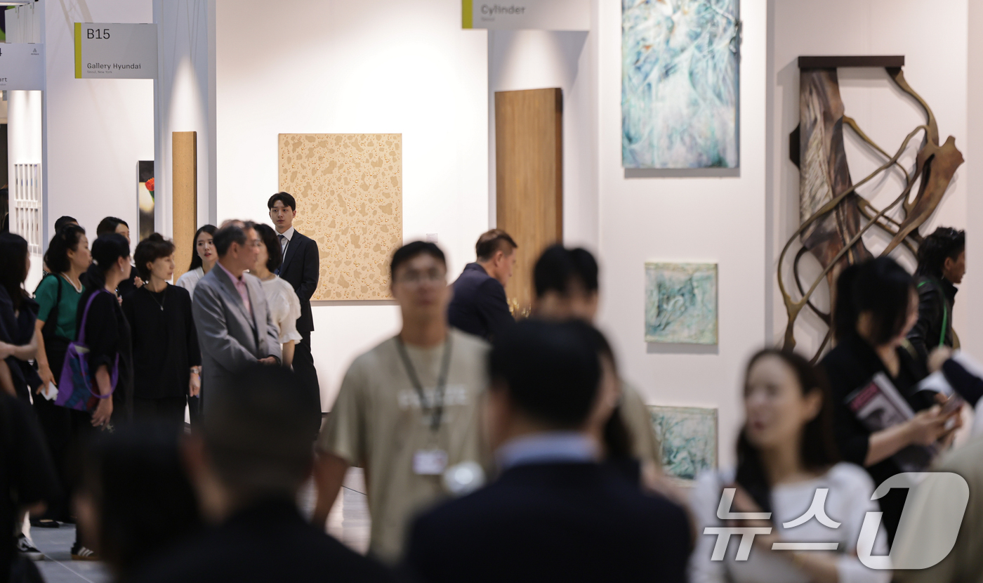 (서울=뉴스1) 김도우 기자 = 2일 서울 강남구 코엑스에서 열린 ‘FRIEZE SEOUL 2026(프리즈 서울)에서 관람객들이 전시품을 살펴보고 있다. 2026.9.2/뉴스1