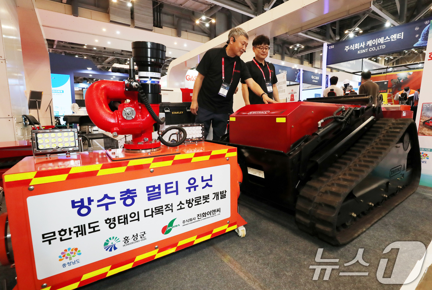 (부산=뉴스1) 윤일지 기자 = 2일 부산 해운대구 벡스코 제1전시장에서 열린 '2026년 대한민국 안전산업 박람회'에서 관계자들이 무한궤도 형태의 다목적 소방로봇을 설명하고 있다 …
