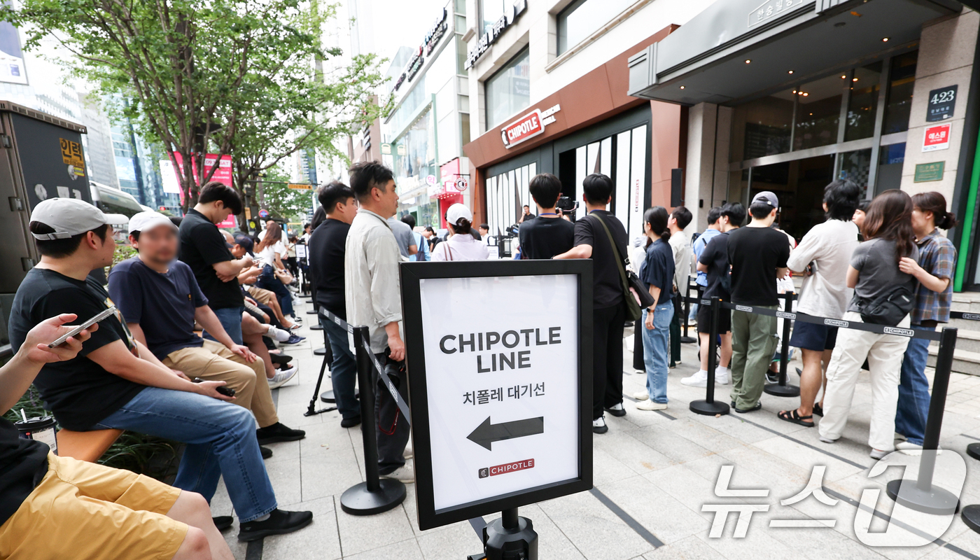 (서울=뉴스1) 최지환 기자 = 2일 서울 서초구 치폴레 강남점에서 시민들이 오픈을 기다리고 있다.이날 미국의 멕시칸 외식 프랜차이즈 '치폴레'가 한국에 아시아 첫 매장을 열고 영 …