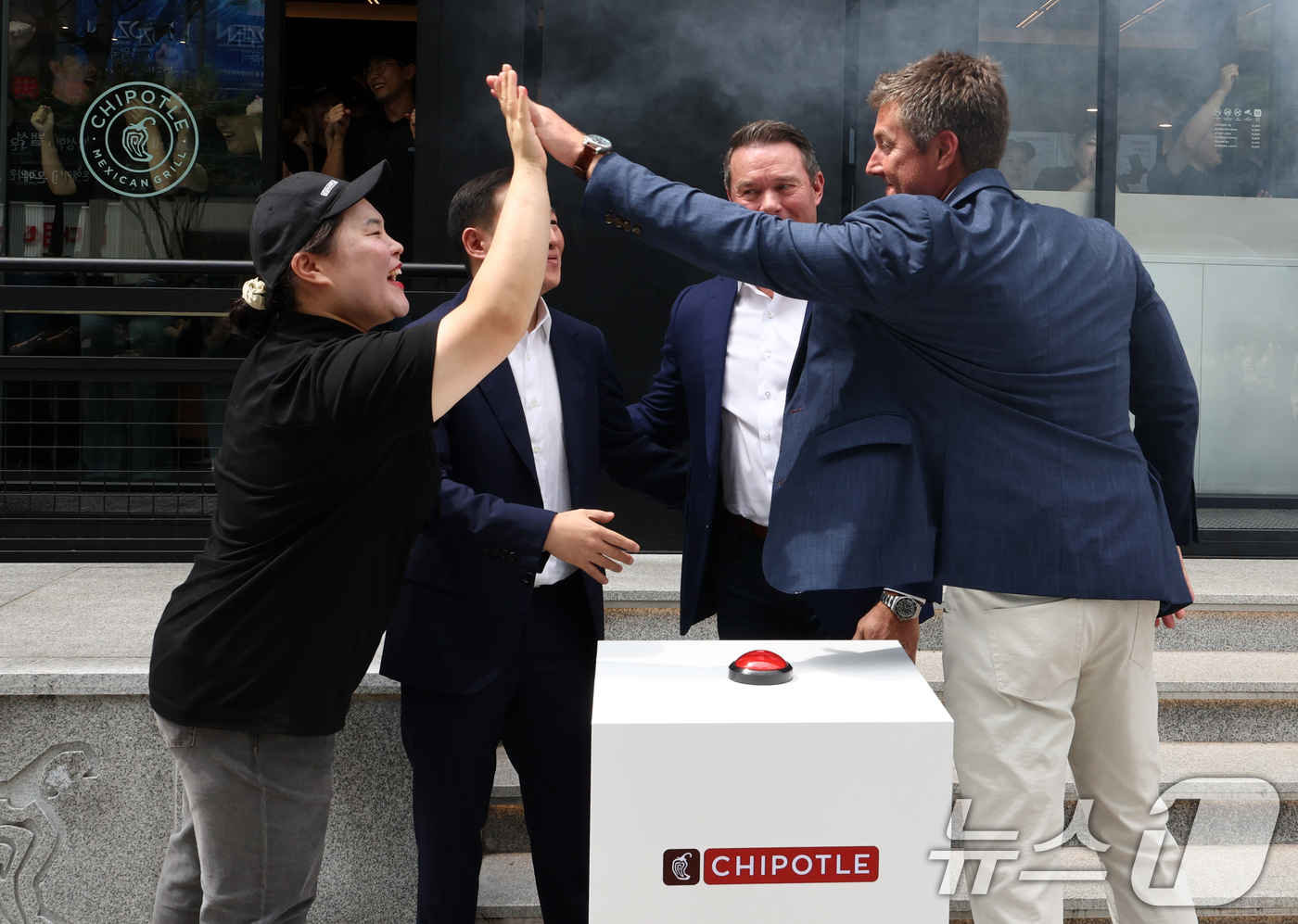 (서울=뉴스1) 최지환 기자 = 스콧 보트라이트 치폴레 최고경영자(CEO), 허희수 상미당홀딩스 최고비전책임자(CVO)를 비롯한 직원들이 2일 서울 서초구에 아시아 최초로 매장을 …
