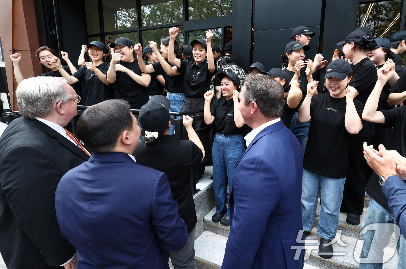 (서울=뉴스1) 최지환 기자 = 스콧 보트라이트 치폴레 최고경영자(CEO), 허희수 상미당홀딩스 최고비전책임자(CVO)를 비롯한 직원들이 2일 서울 서초구에 아시아 최초로 매장을 …