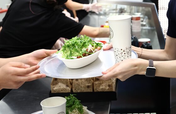 본문 이미지 - 2일 서울 서초구에 아시아 최초로 매장을 연 치폴레 강남점에서 직원들이 주문받은 음식을 만들고 있다. 2026.9.2 ⓒ 뉴스1 최지환 기자