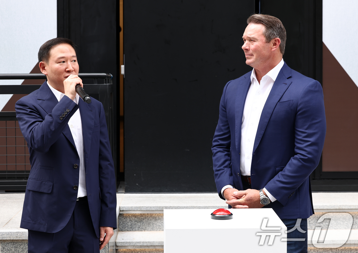 (서울=뉴스1) 최지환 기자 = 허희수 상미당홀딩스 CVO(최고비전책임자)가 2일 서울 서초구 치폴레 강남점에서 열린 개점식에서 인사말을 하고 있다. 2026.9.2/뉴스1
