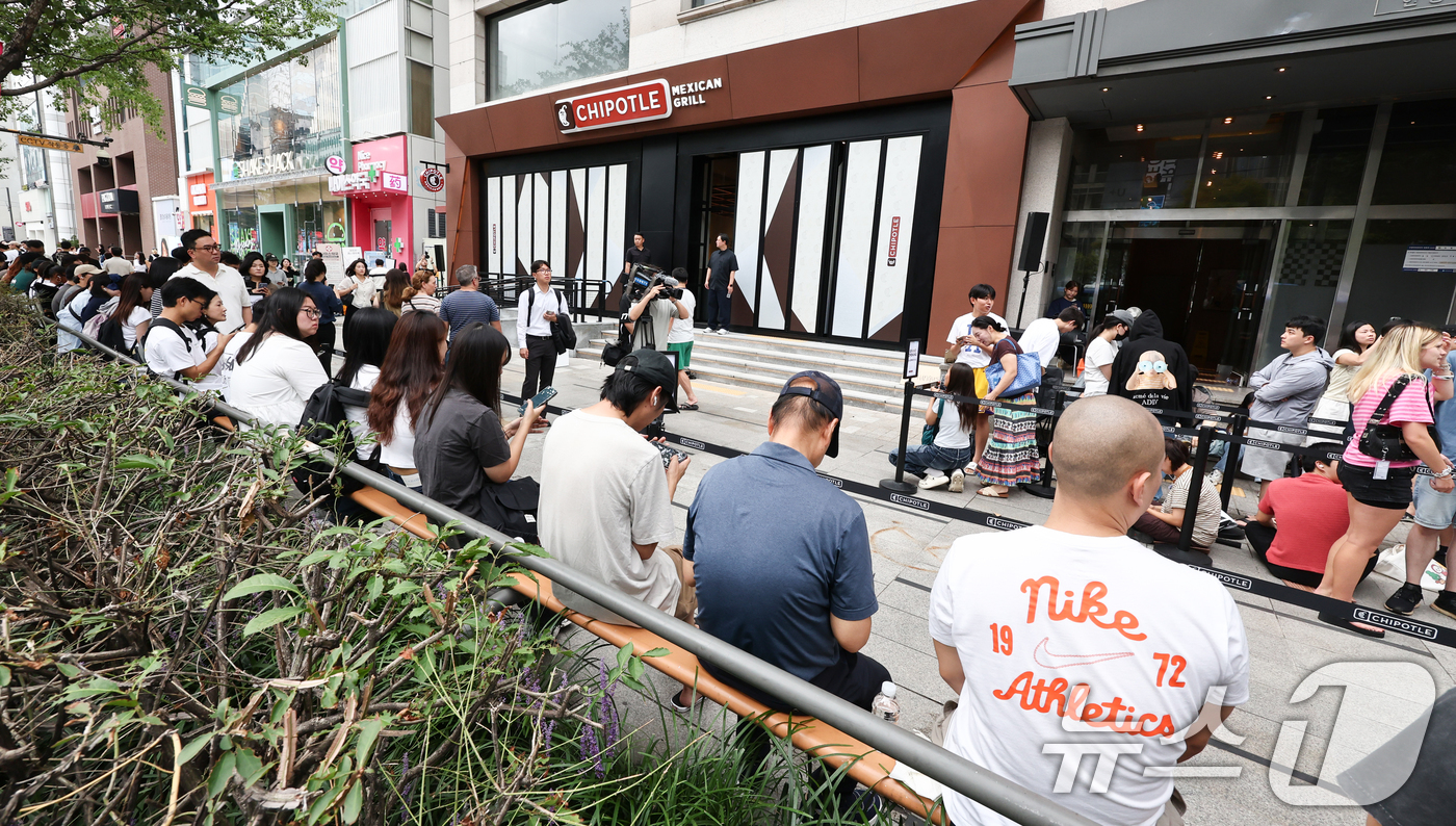 (서울=뉴스1) 최지환 기자 = 2일 서울 서초구 치폴레 강남점에서 시민들이 오픈을 기다리고 있다.이날 미국의 멕시칸 외식 프랜차이즈 '치폴레'가 한국에 아시아 첫 매장을 열고 영 …