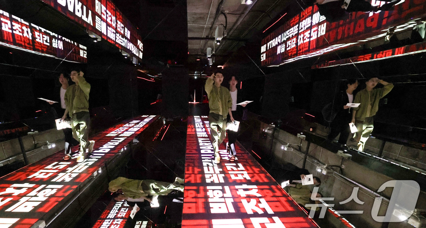 (서울=뉴스1) 이종수 기자 = 2일 서울 지하철 시청역과 을지로입구역 사이에 조성된 ‘K-문화 스테이션’에서 관람객들이 그룹 빅뱅(BIGBANG) 데뷔 20주년 미디어 전시 ‘C …