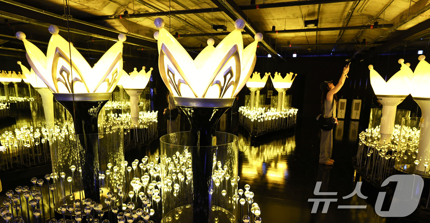 (서울=뉴스1) 이종수 기자 = 2일 서울 지하철 시청역과 을지로입구역 사이에 조성된 ‘K-문화 스테이션’에서 관람객들이 그룹 빅뱅(BIGBANG) 데뷔 20주년 미디어 전시 ‘C …