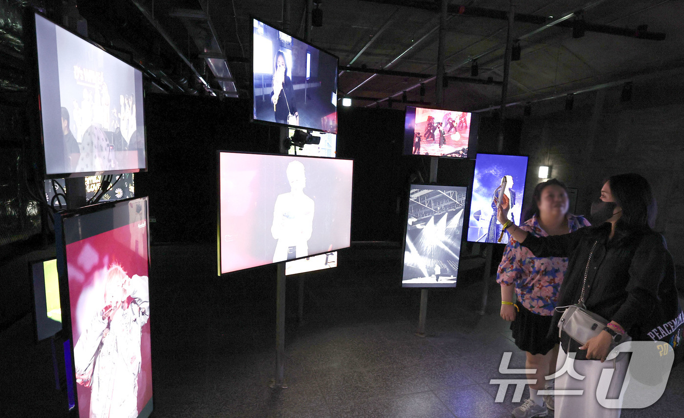 (서울=뉴스1) 이종수 기자 = 2일 서울 지하철 시청역과 을지로입구역 사이에 조성된 ‘K-문화 스테이션’에서 관람객들이 그룹 빅뱅(BIGBANG) 데뷔 20주년 미디어 전시 ‘C …