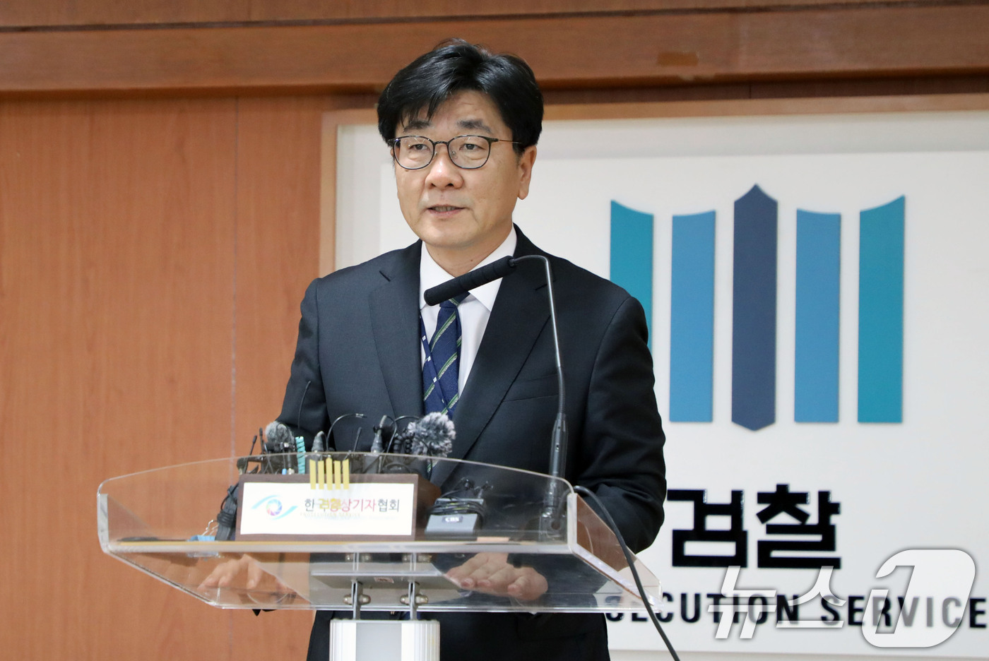 (광주=뉴스1) 이수민 기자 = 신태훈 광주지방검찰청 차장검사가 2일 오후 광주지검 5층 중회의실에서 박성주 전 국가수사본부장 등 직권남용 사건에 대한 수사결과 브리핑을 진행하고 …