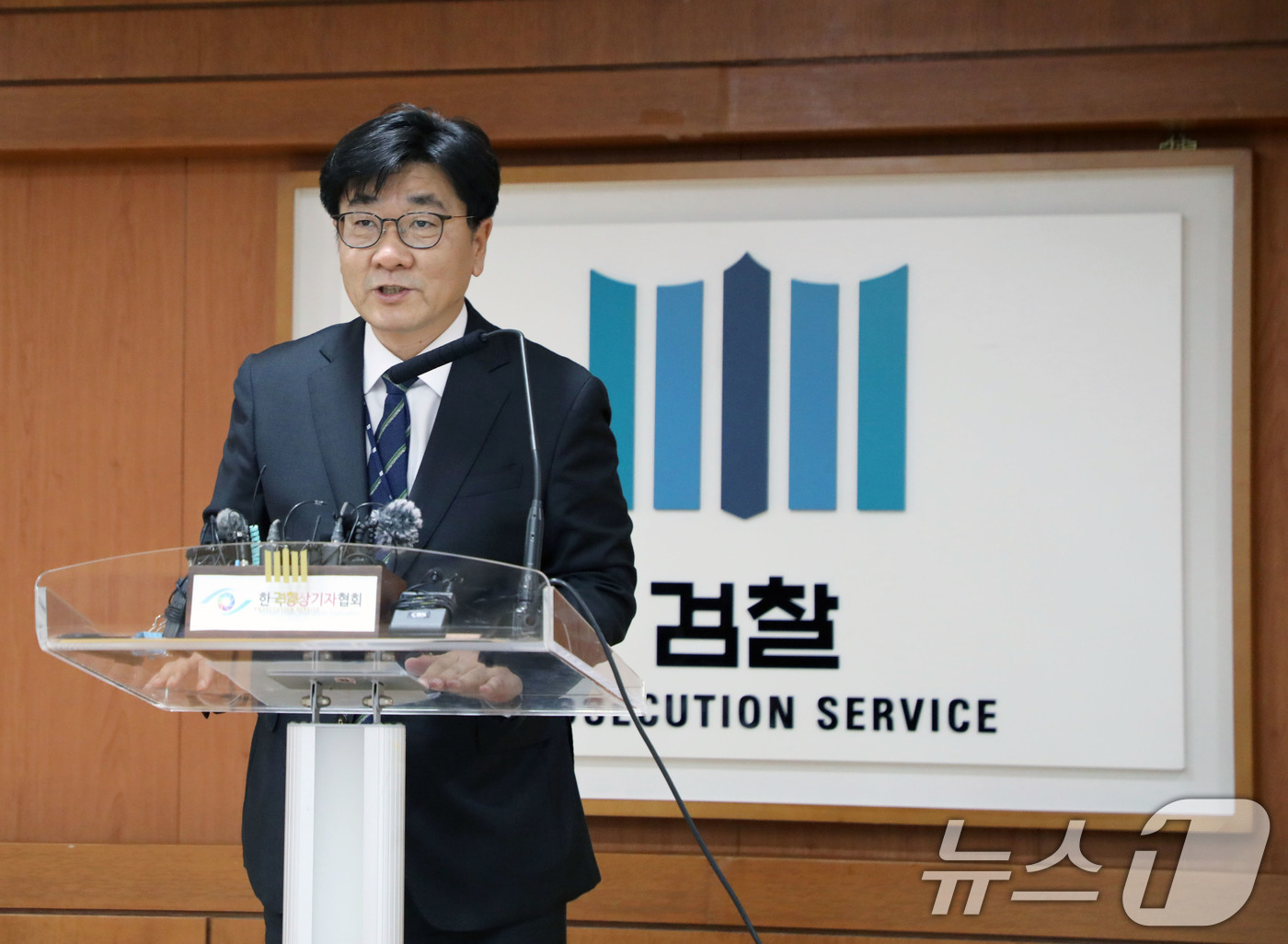 (광주=뉴스1) 이수민 기자 = 신태훈 광주지방검찰청 차장검사가 2일 오후 광주지검 5층 중회의실에서 박성주 전 국가수사본부장 등 직권남용 사건에 대한 수사결과 브리핑을 진행하고 …