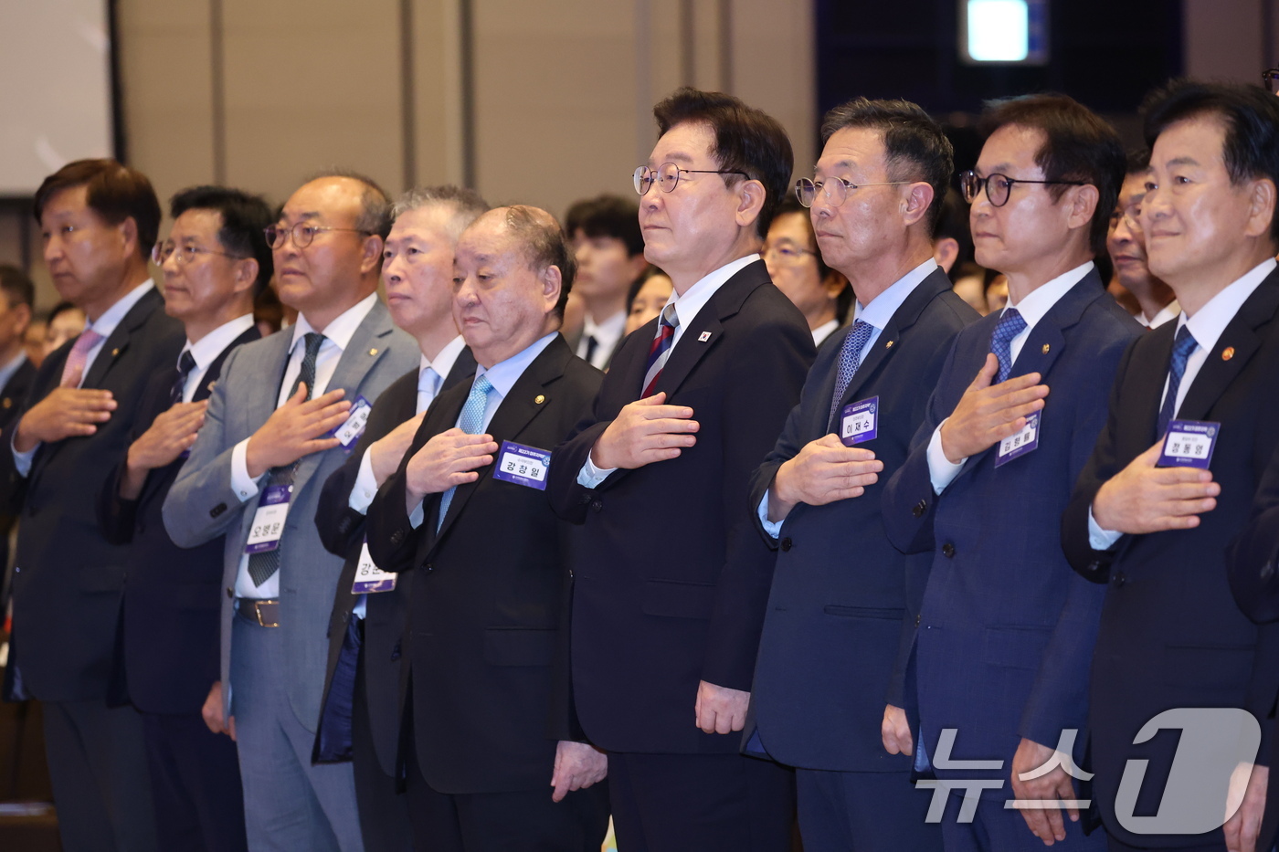 (인천=뉴스1) 이재명 기자 = 이재명 대통령이 2일 인천 중구 인스파이어 리조트에서 열린 제22기 민주평통 미주지역회의 평화공존 정책 대화에서 국민의례를 하고 있다. 2026.9 …