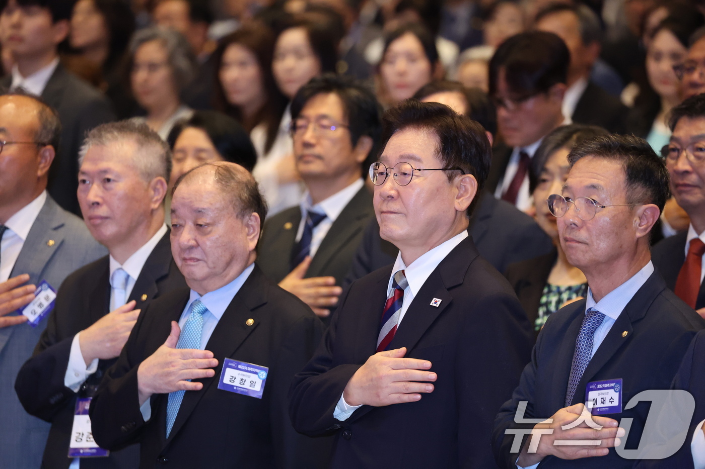 (인천=뉴스1) 이재명 기자 = 이재명 대통령이 2일 인천 중구 인스파이어 리조트에서 열린 제22기 민주평통 미주지역회의 평화공존 정책 대화에서 국민의례를 하고 있다. 2026.9 …