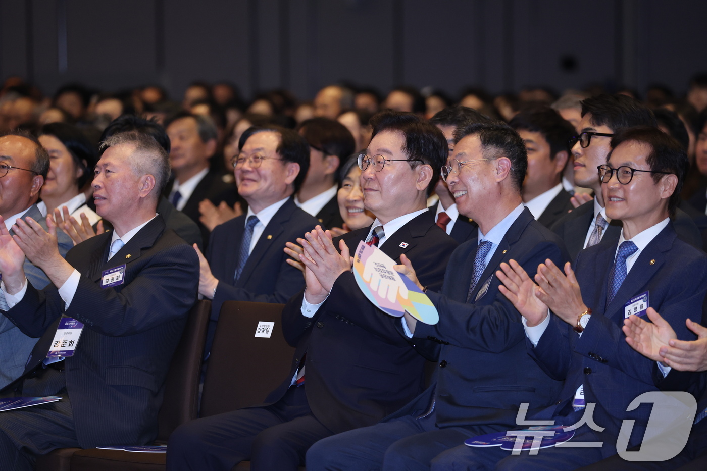 (인천=뉴스1) 이재명 기자 = 이재명 대통령이 2일 인천 중구 인스파이어 리조트에서 열린 제22기 민주평통 미주지역회의 평화공존 정책 대화에서 박수치고 있다. 2026.9.2/뉴 …