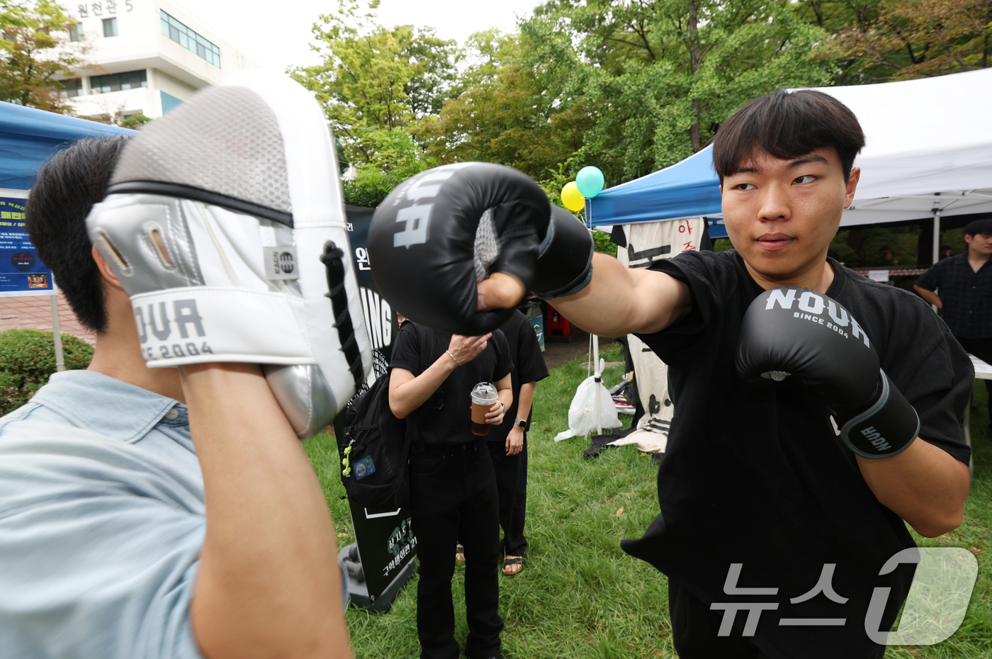 (수원=뉴스1) 김영운 기자 = 2일 경기 수원시 영통구 아주대학교에서 열린 동아리 박람회에서 학생들이 다양한 동아리 체험을 하고 있다. 2026.9.2/뉴스1