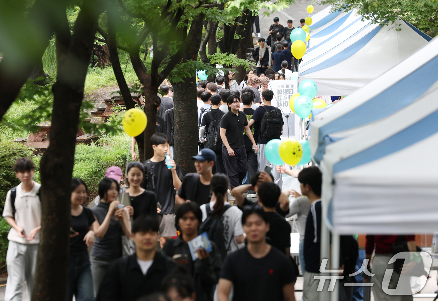 (수원=뉴스1) 김영운 기자 = 2일 경기 수원시 영통구 아주대학교에서 열린 동아리 박람회에서 학생들이 다양한 동아리 체험을 하고 있다. 2026.9.2/뉴스1