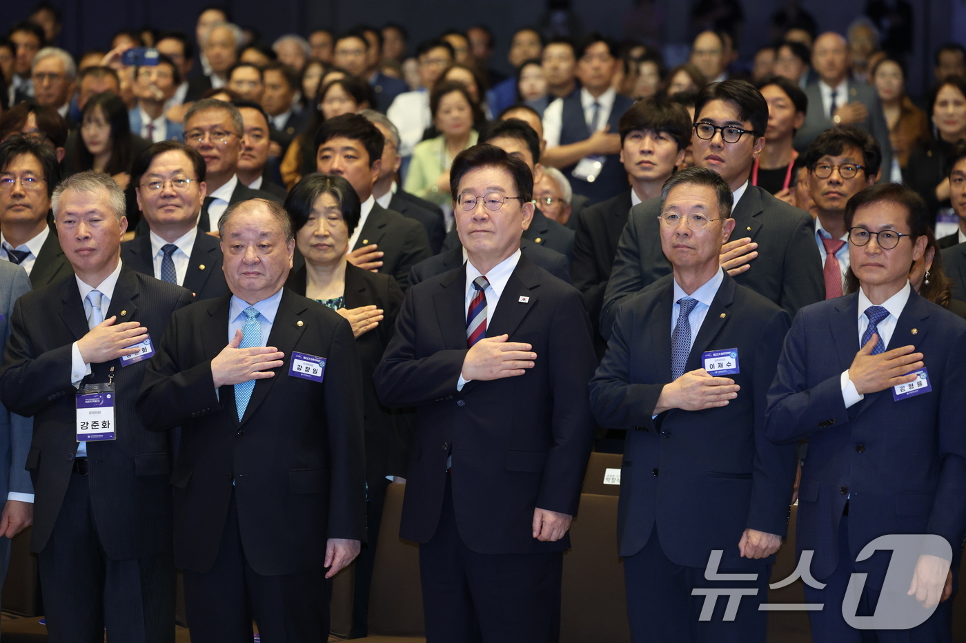 (인천=뉴스1) 이재명 기자 = 이재명 대통령이 2일 인천 중구 인스파이어 리조트에서 열린 제22기 민주평통 미주지역회의 평화공존 정책 대화에서 국민의례를 하고 있다. 2026.9 …