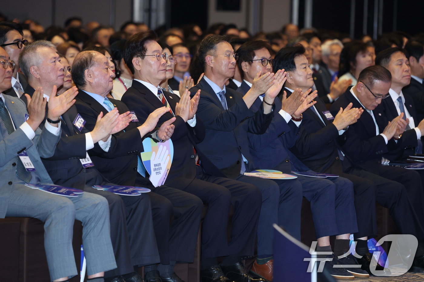 (인천=뉴스1) 이재명 기자 = 이재명 대통령이 2일 인천 중구 인스파이어 리조트에서 열린 제22기 민주평통 미주지역회의 평화공존 정책 대화에서 박수치고 있다. 2026.9.2/뉴 …