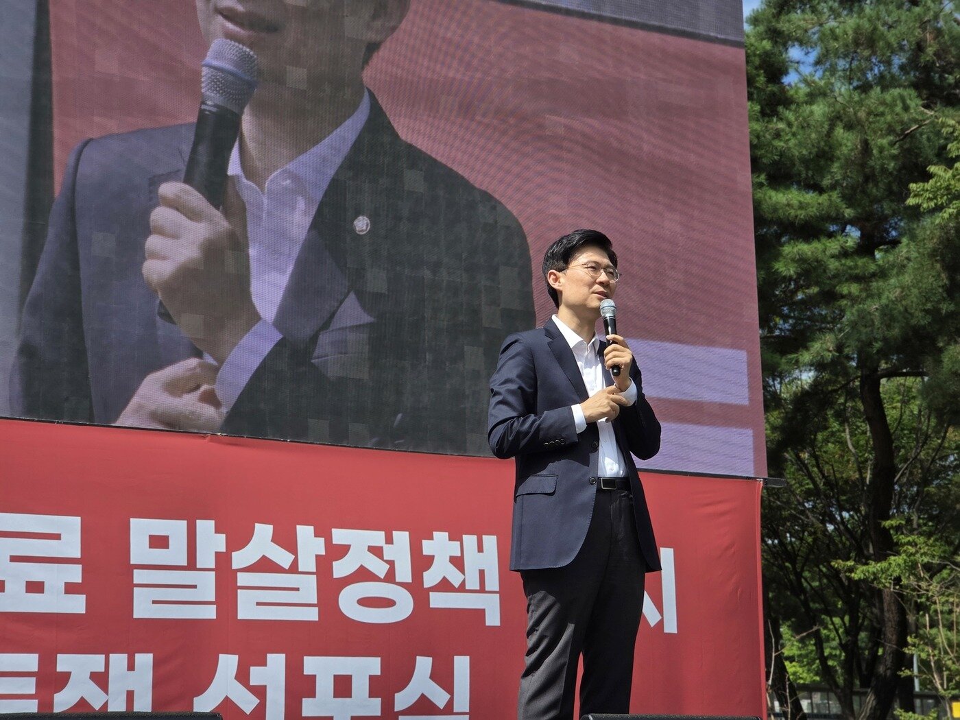 본문 이미지 - 조정훈 국민의힘 의원이 동물병원 진료기록 공개 의무화 등 정부와 국회가 추진하는 동물의료 정책에 반발해 열린 수의계 집회에 참석해 힘을 보탰다 ⓒ 뉴스1 한송아 기자