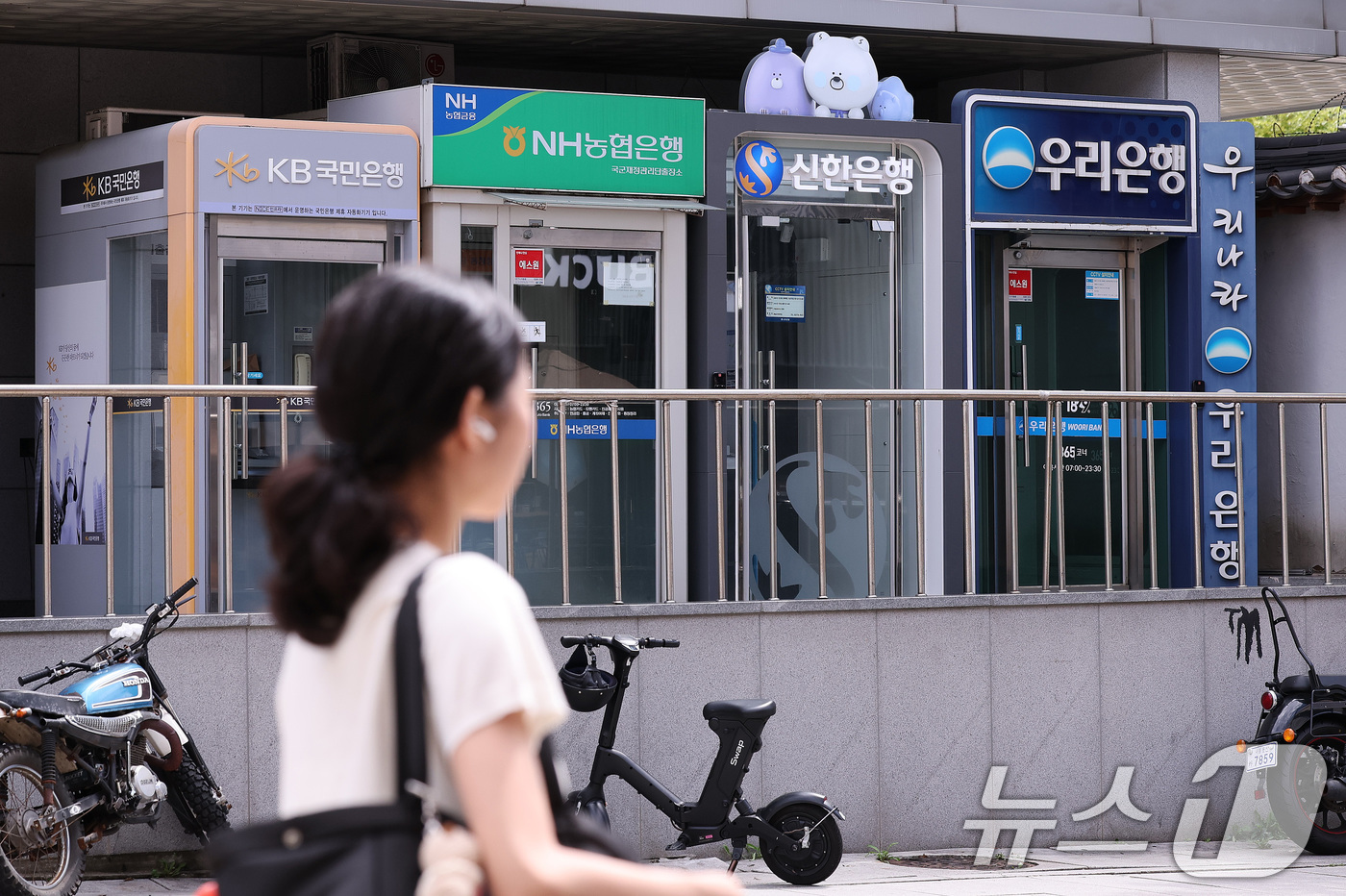 (서울=뉴스1) 박지혜 기자 = 2일 오후 서울 시내의 한 시중은행 ATM 앞으로 시민이 이동하고 있다.이날 금융권에 따르면 5대 은행의 가계대출 증가액은 석 달 연속 3조~4조원 …