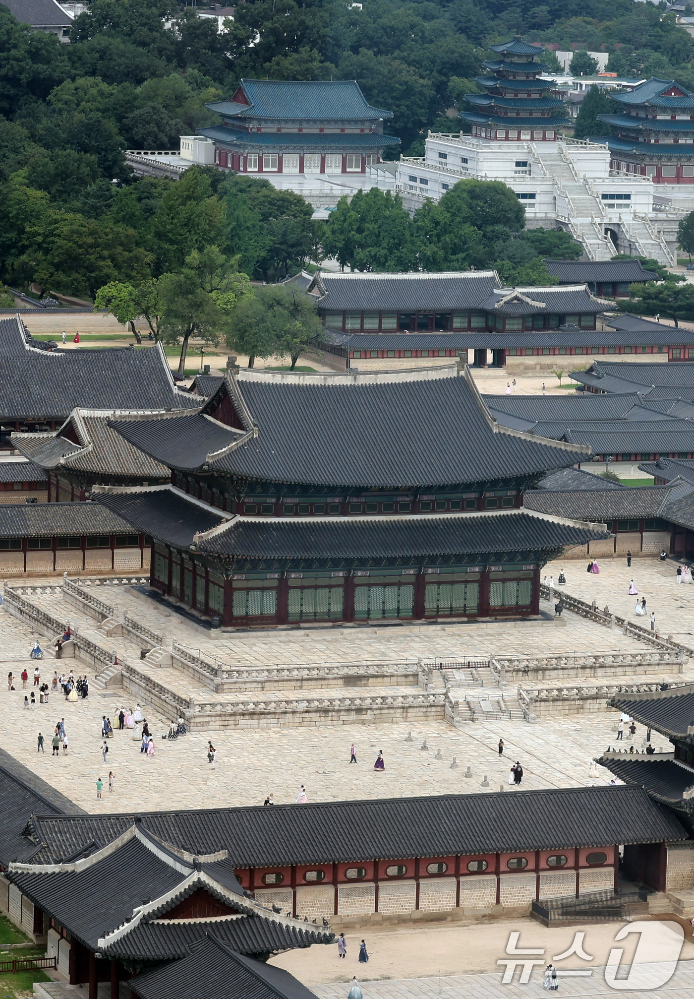 (서울=뉴스1) 이종덕 기자 = 2일 서울 종로구 경복궁 근정전에서 월대 출입이 제한되고 있다. 경복궁 하반기 야간 관람 기간 동안 근정전 월대 출입을 제한한다. 2026.9.2/ …