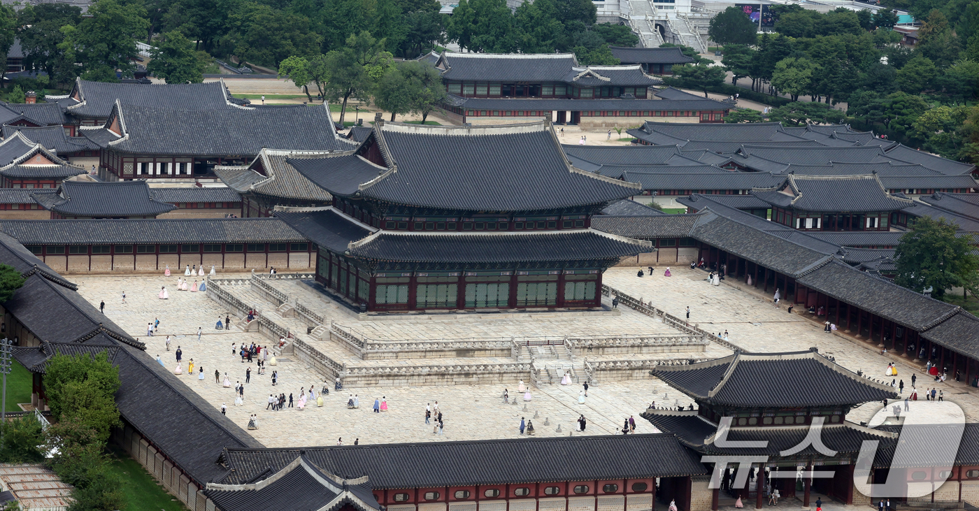 (서울=뉴스1) 이종덕 기자 = 2일 서울 종로구 경복궁 근정전에서 월대 출입이 제한되고 있다. 경복궁 하반기 야간 관람 기간 동안 근정전 월대 출입을 제한한다. 2026.9.2/ …