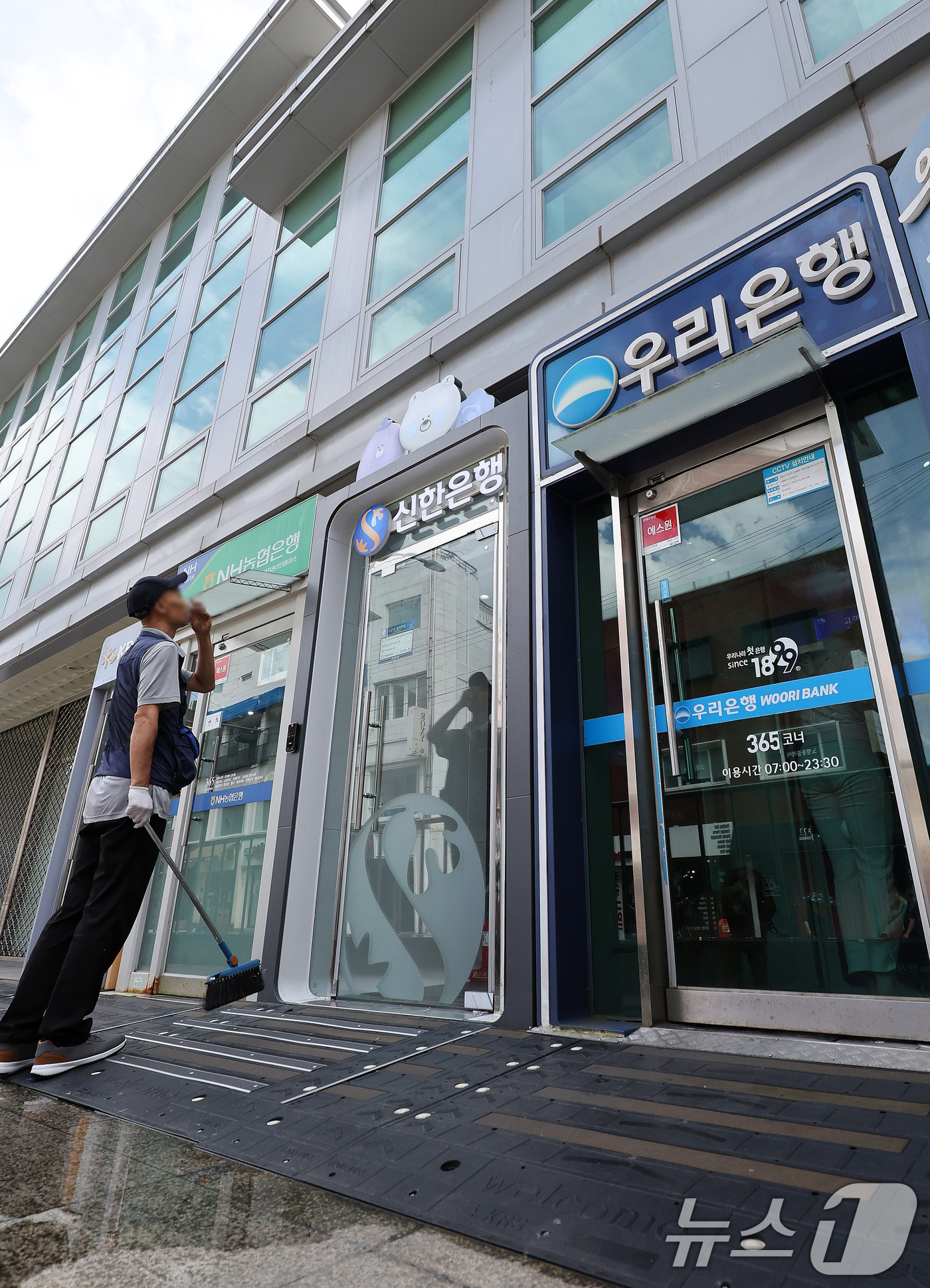 (서울=뉴스1) 박지혜 기자 = 2일 오후 서울 시내의 한 시중은행 ATM 부스에서 관계자가 청소를 하고 있다.이날 금융권에 따르면 5대 은행의 가계대출 증가액은 석 달 연속 3조 …