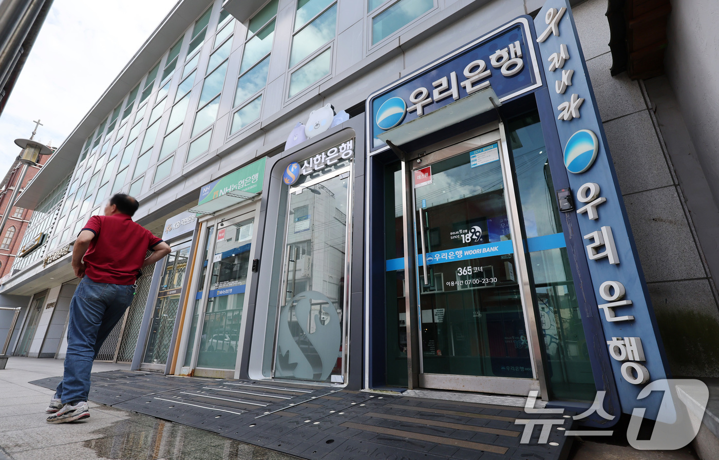 (서울=뉴스1) 박지혜 기자 = 2일 오후 서울 시내의 한 시중은행 ATM 앞으로 시민이 이동하고 있다.이날 금융권에 따르면 5대 은행의 가계대출 증가액은 석 달 연속 3조~4조원 …