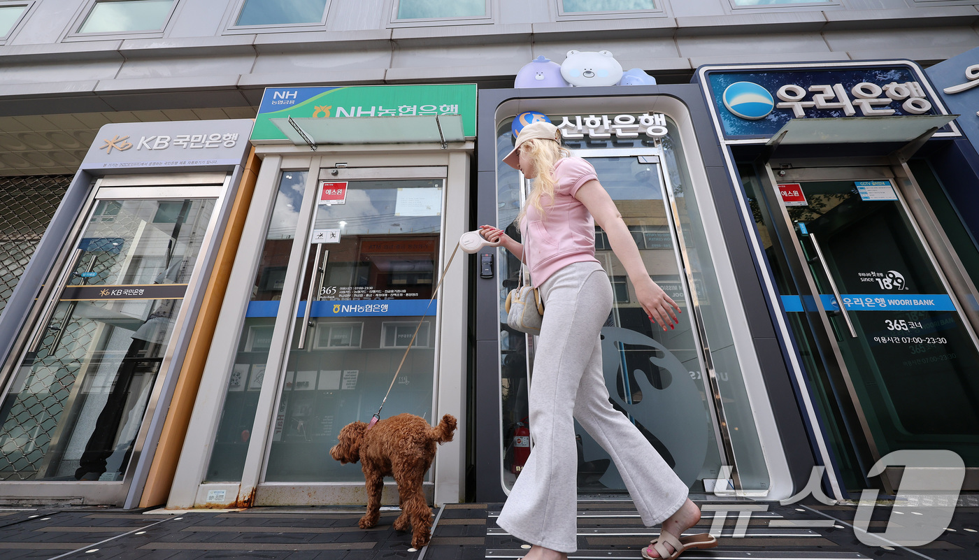 (서울=뉴스1) 박지혜 기자 = 2일 오후 서울 시내의 한 시중은행 ATM 앞으로 시민이 이동하고 있다.이날 금융권에 따르면 5대 은행의 가계대출 증가액은 석 달 연속 3조~4조원 …