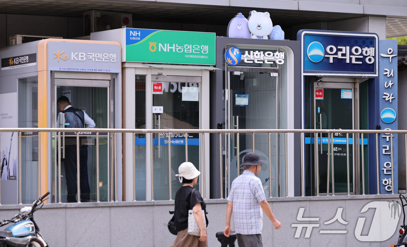 (서울=뉴스1) 박지혜 기자 = 2일 오후 서울 시내의 한 시중은행 ATM 앞으로 시민이 이동하고 있다.이날 금융권에 따르면 5대 은행의 가계대출 증가액은 석 달 연속 3조~4조원 …