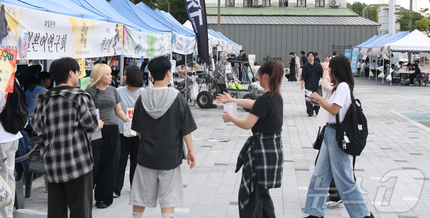 (전주=뉴스1) 유경석 기자 = 2일 전북 전주시 전북대학교에서 2학기 개강을 맞아 동아리 모집이 한창인 가운데 학생들이 각 동아리별 부스를 둘러보고 있다. 2026.9.2/뉴스1 …