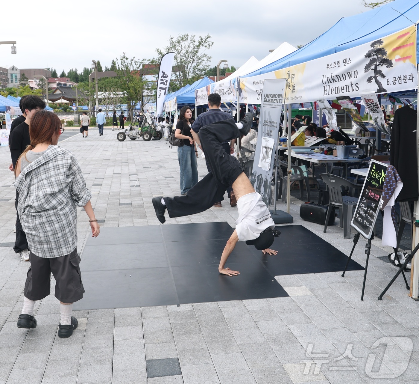 (전주=뉴스1) 유경석 기자 = 2일 전북 전주시 전북대학교에서 2학기 개강을 맞아 동아리 모집이 한창인 가운데 학생들이 각 동아리별 부스를 둘러보고 있다. 2026.9.2/뉴스1 …