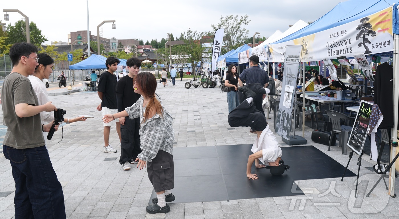 (전주=뉴스1) 유경석 기자 = 2일 전북 전주시 전북대학교에서 2학기 개강을 맞아 동아리 모집이 한창인 가운데 학생들이 각 동아리별 부스를 둘러보고 있다. 2026.9.2/뉴스1 …