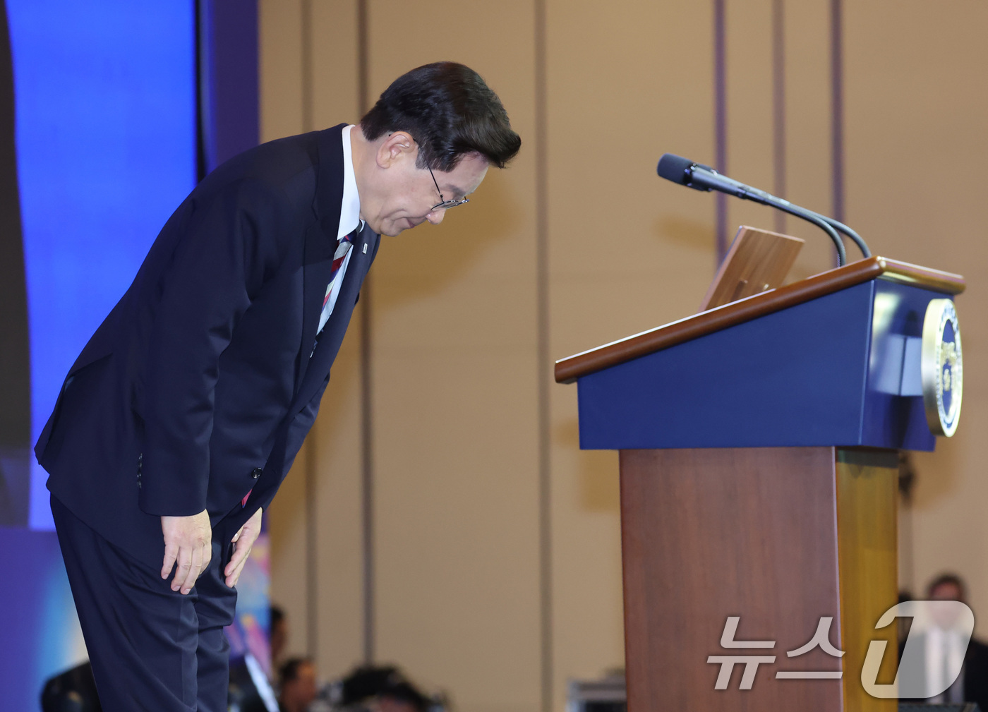 (인천=뉴스1) 이재명 기자 = 이재명 대통령이 2일 인천 중구 인스파이어 리조트에서 열린 제22기 민주평통 미주지역회의 평화공존 정책 대화에서 발언을 마친 후 인사하고 있다. 2 …