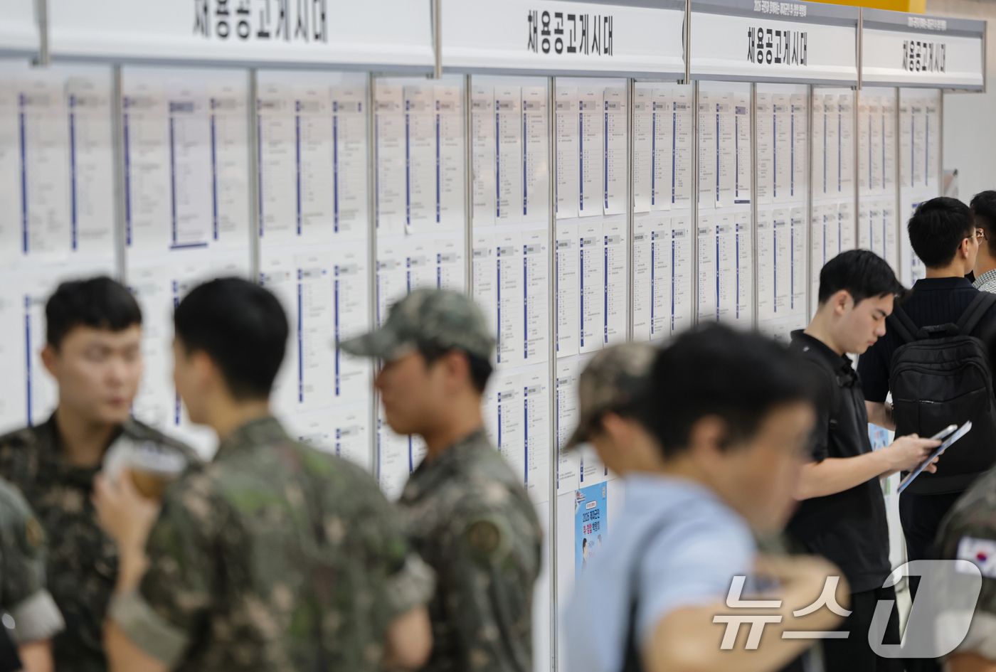 (서울=뉴스1) 김도우 기자 = 2일 서울 서초구 aT센터에서 열린 '2026 제대군인 취·창업 박람회'에서 구직자들이 채용정보를 살펴보고 있다. 2026.9.2/뉴스1